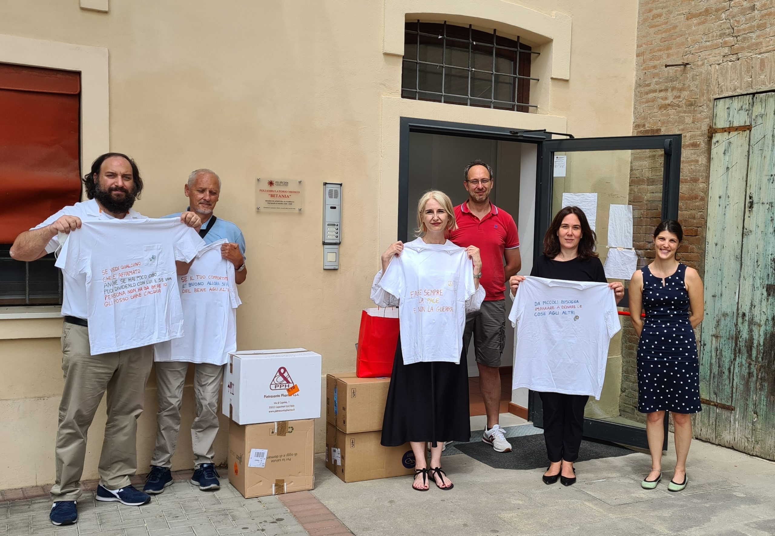 cimarelli-primo-a-sinistra-coletti-seconda-da-destra-in-polo-rossa-falaguasta